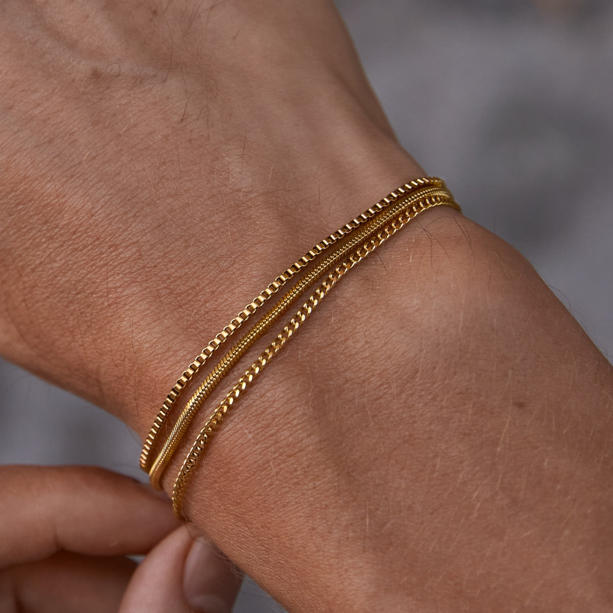 Minimalistisches Armband mit quadratischen Gliedern