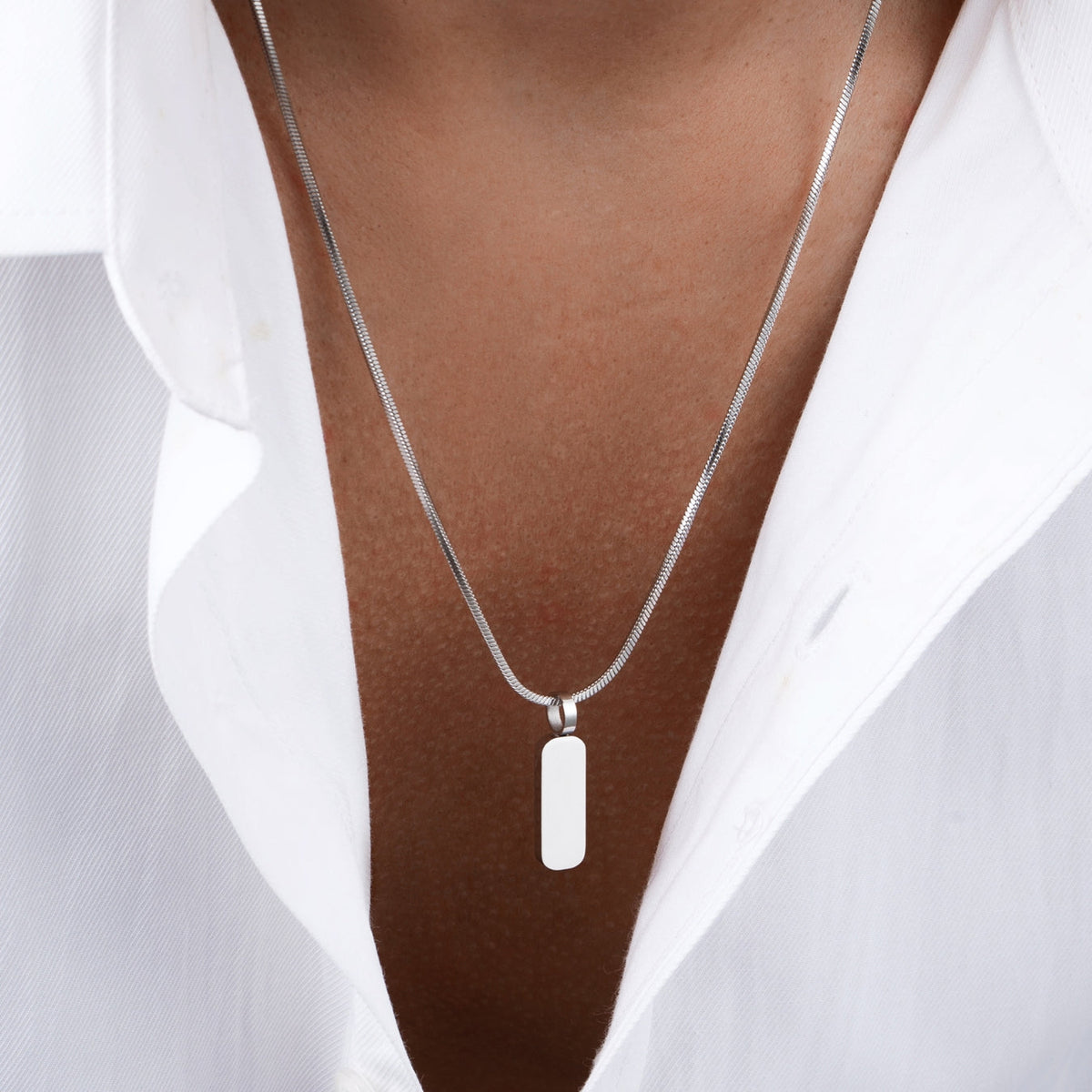 Minimalistischer Anhänger mit Quadratkette
