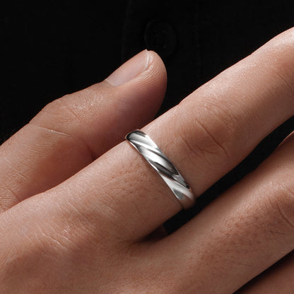 Gedrehter Ring in Einheitsgröße