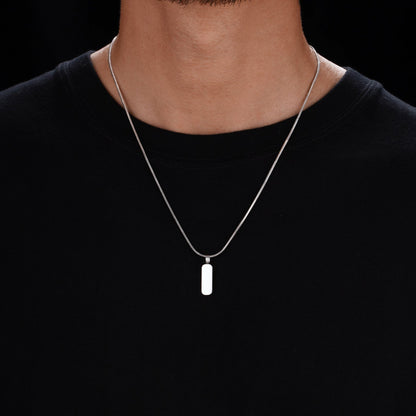 Minimalistischer Anhänger mit Quadratkette